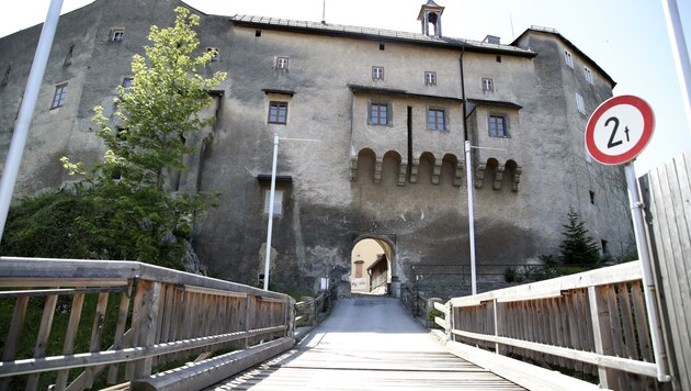 Einfahrt zur Burg Golling, deren Innenhof eine besondere Festspiel-Atmosphäre bietet. (Bild: Tröster Andreas)