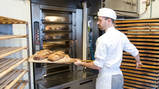 Die nächste Generation, hier im Bild mit Peter Lechner will nachhaltig weiterarbeiten. (Bild: Bäckerei Konditorei Café Lechner)