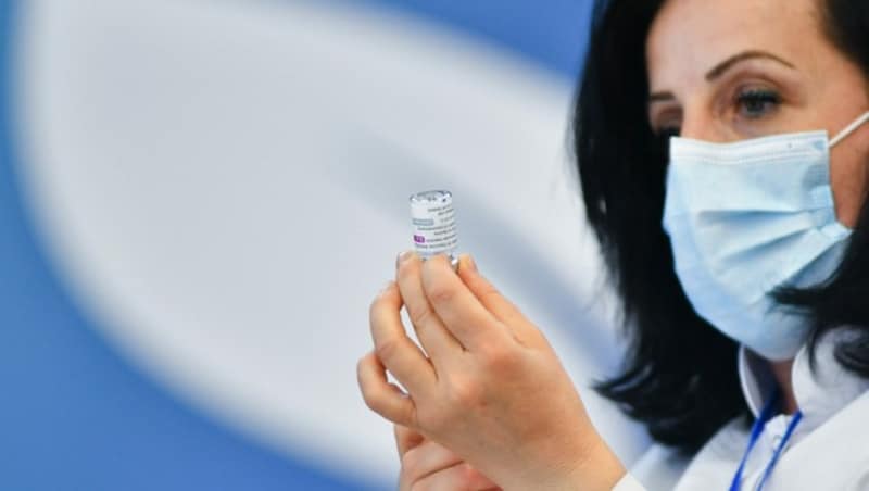 Der Corona-Impfstoff von AstraZeneca heißt jetzt Vaszevria. (Bild: AFP)