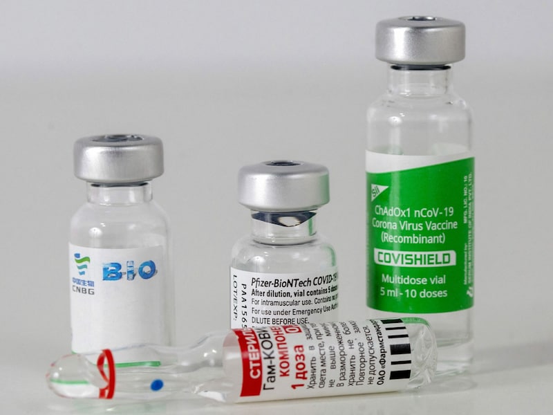 V.l.: Ampullen mit den Impfstoffen von Sinopharm, „Sputnik V“ (im Vordergrund), Biontech/Pfizer und AstraZeneca - mit dem indischen Namen Covishield. (Bild: AFP)