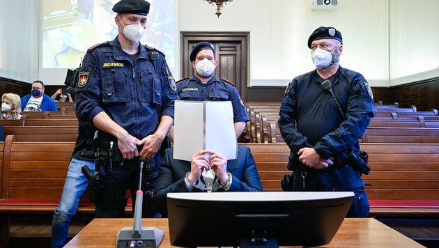 Der Angeklagte versteckte vor Prozessbeginn sein Gesicht (Bild: Alexander Schwarzl)