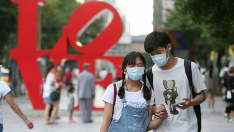 Ein beliebter Ort bei Touristen: Die Liebesskulptur des US-amerikanischen Künstlers Robert Indiana in Taipeh, Taiwan. (Bild: AP)