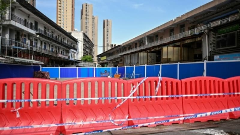 Der abgesperrte Fischmarkt von Wuhan. Hier soll die Corona-Pandemie ihren Ursprung haben. (Bild: AFP)