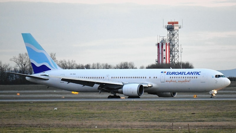 Am frühen Abend landete die Boeing 767 der portugiesischen Fluggesellschaft Euro Atlantic. (Bild: P. Huber)