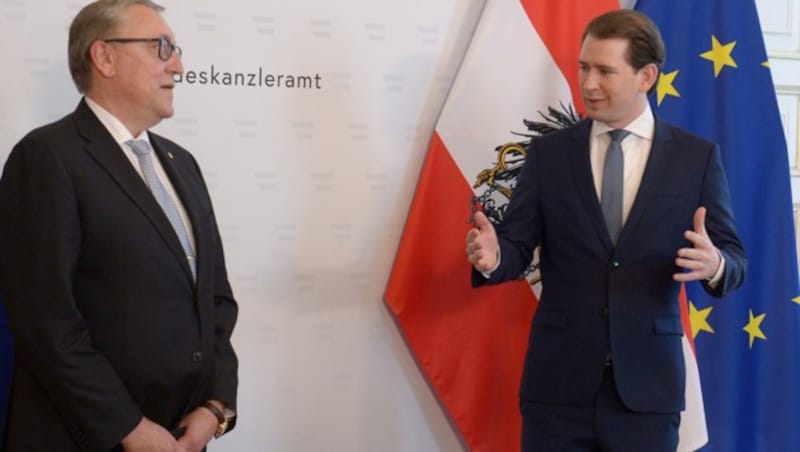 Der russische Botschafter Dmitrii Liubinskii (l.) und Bundeskanzler Sebastian Kurz (ÖVP) im Rahmen ihres Treffens zu Sputnik V (Bild: APA/Herbert Pfarrhofer)