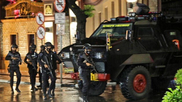 Beim Hauptquartier der Polizei in der indonesischen Hauptstadt sind Schüsse gefallen. (Bild: AP)