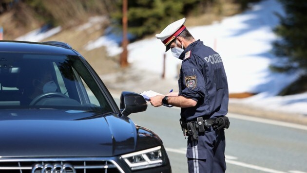 Die Polizei kontrollierte am Mittwoch die Tiroler Grenze – einige Autos mussten umkehren (Bild: Roland Hölzl)