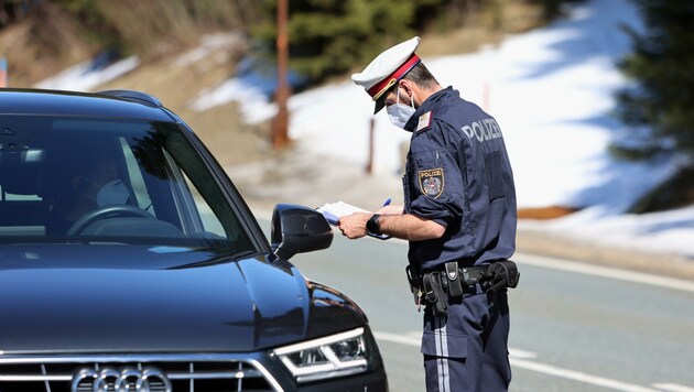 Die Polizei kontrollierte am Mittwoch die Tiroler Grenze – einige Autos mussten umkehren (Bild: Roland Hölzl)
