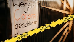 Die Corona-Zahlen steigen in Österreifch dramatisch an. Führt am Ende kein Weg an einem neuerlichen Lockdown vorbei? (Bild: stock.adobe.com, Krone KREATIV)
