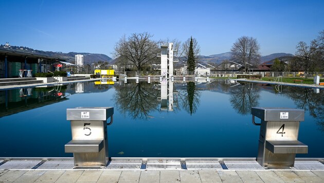 Das Sportbecken im Linzer Parkbad (Bild: Alexander Schwarzl)