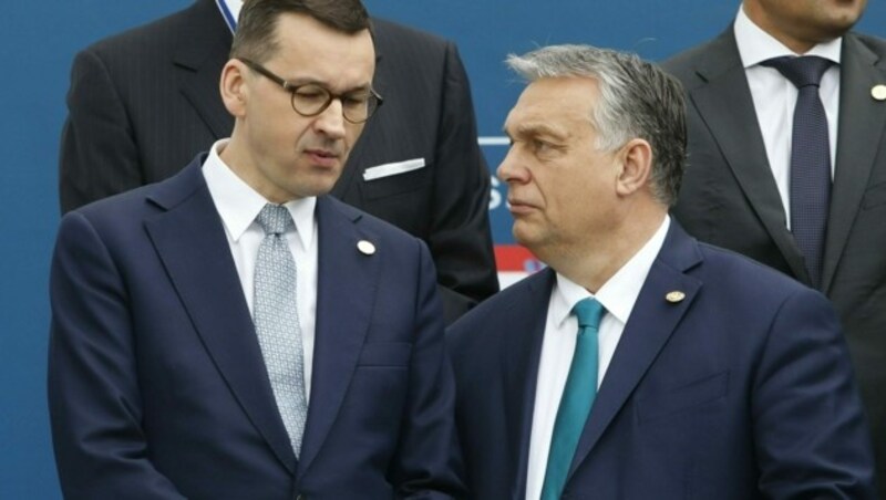 Der polnische Ministerpräsident Mateusz Morawiecki mit Ungarns Viktor Orban. (Bild: AP/Armando Franca)