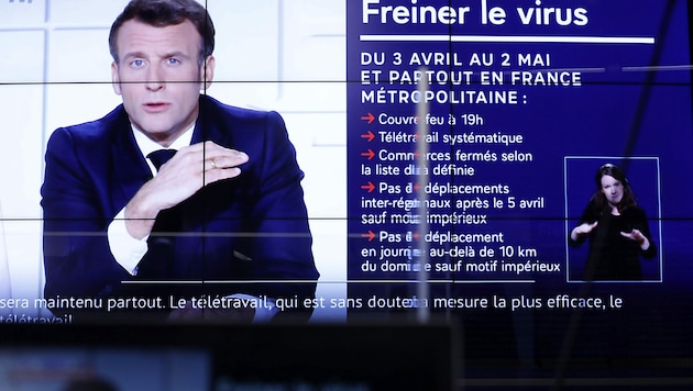 Frankreichs Präsident Macron verkündet die strengen Regeln. (Bild: AP)