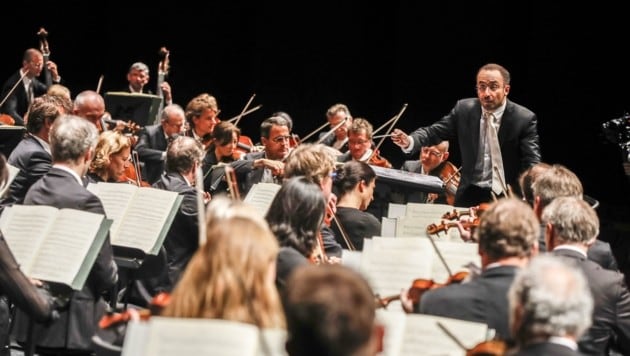 Das Salzburger Mozarteumorchester unter der Leitung von Chefdirigent Riccardo Minasi (Bild: Tschepp Markus)