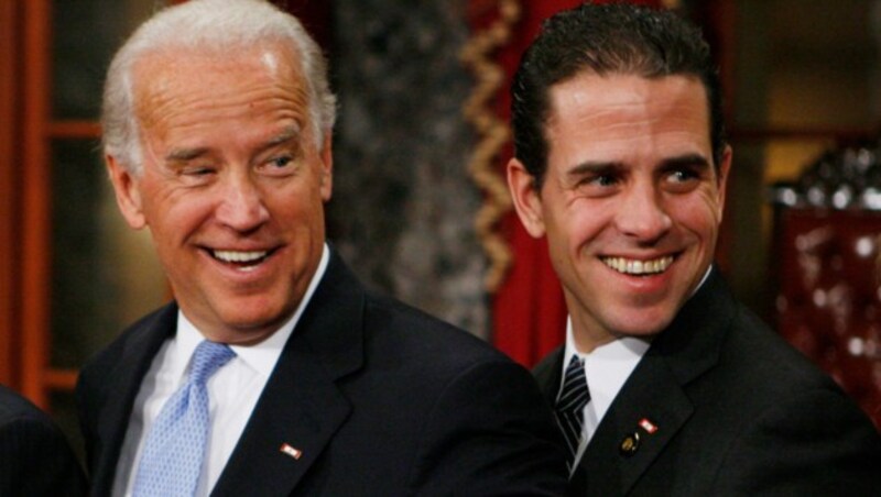 Joe Biden mit seinem Sohn Hunter, der vor Längerem zu malen begonnen hat. (Bild: AP)