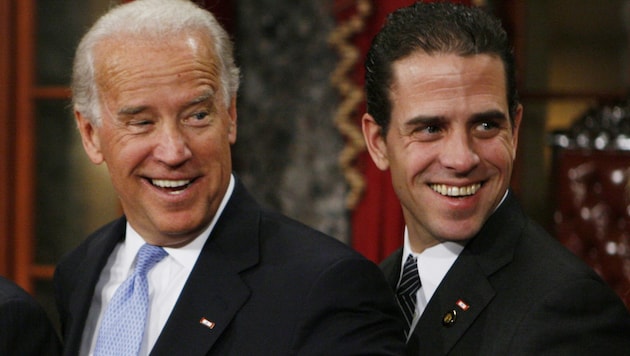 Joe Biden mit seinem Sohn Hunter, der vor Längerem zu malen begonnen hat. (Bild: AP)