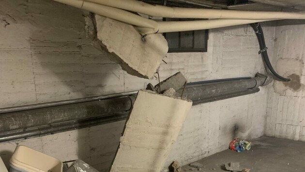 In Wiener Neustadt stürzten in der Tiefgarage einer Wohnhausanlage Teile der Decke ein. (Bild: APA/PRESSETEAM D. FF WR. NEUSTADT)