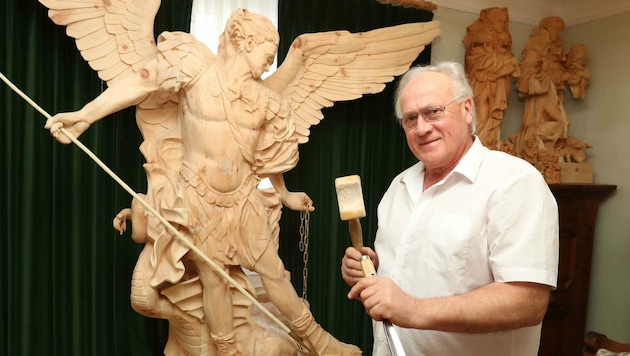 Der Teufel - halb Mensch, halb Krokodil und Skorpion - zeigt Golds Meisterwerk, unterlegen im Kampf mit Erzengel Michael.  (Bild: Judt Reinhard)