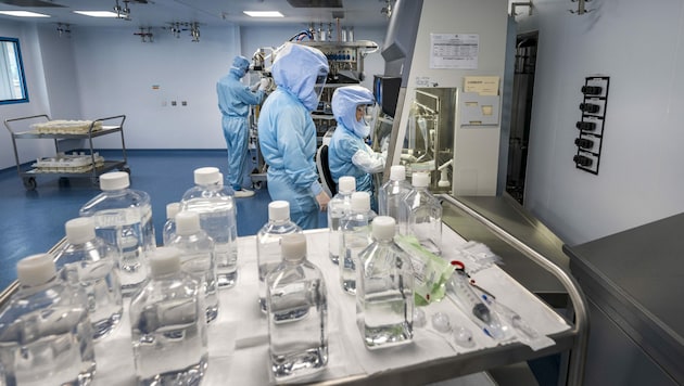 Um den angepassten Impfstoff möglichst bald nach der Zulassung nutzen zu können, hat Biontech/Pfizer bereits mit der Produktion begonnen. (Bild: AFP)