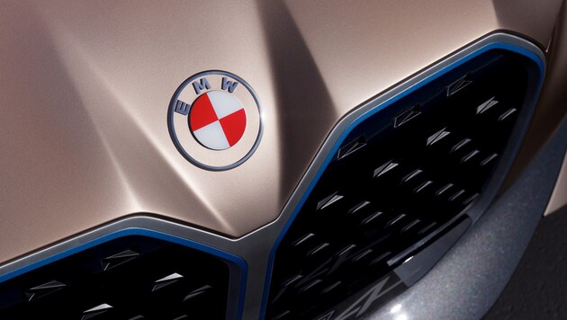Das neue Logo der Submarke EMW zeigt einen rot-weißen statt blau-weißen Propeller. (Bild: BMW, bimmertoday.de)