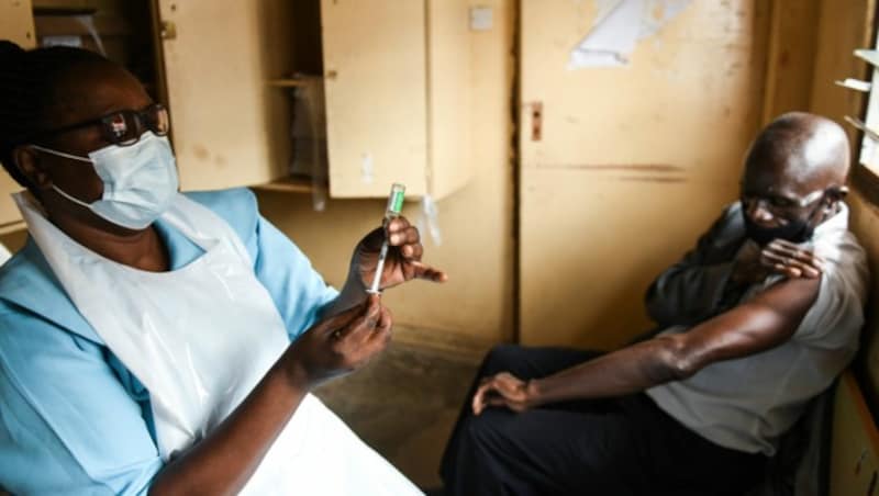 Ein Mann wird in Malawi geimpft. (Bild: AP)