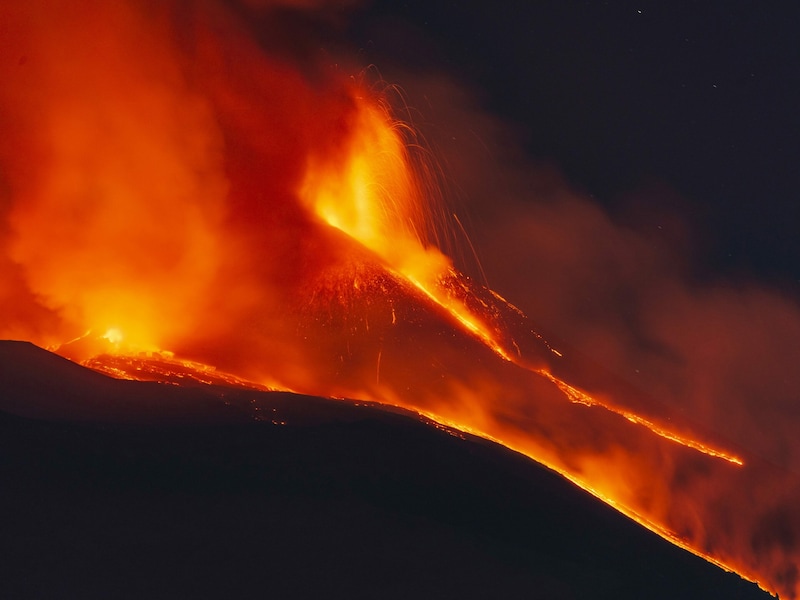 Der Ätna auf Sizilien spuckt derzeit wieder Feuer und Asche. (Bild: AP)