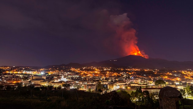 Die Rauchwolke des Ätna stieg diesmal neun Kilometer in die Luft. (Bild: AP)