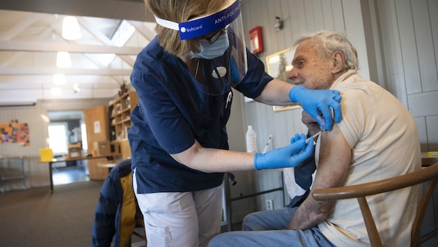 Ein Mann wird in einer temporären Impfstation in einer Kirche in Stockholm geimpft. (Bild: AP)