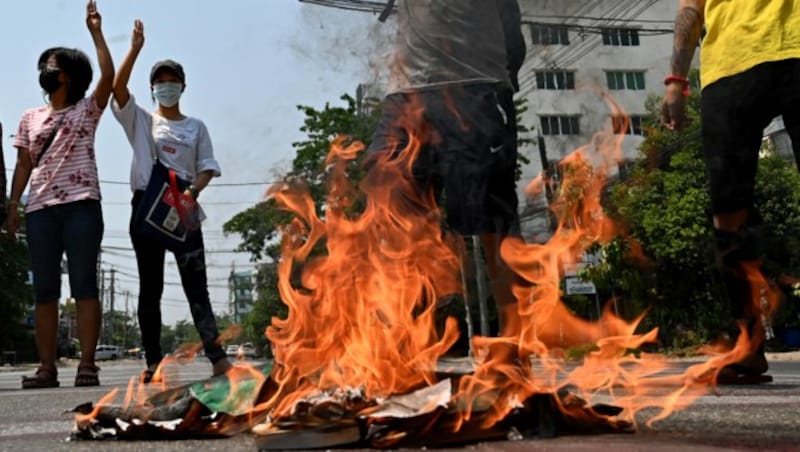 Proteste in Myanmar gegen das Militär gegen weiter (Bild: AFP)