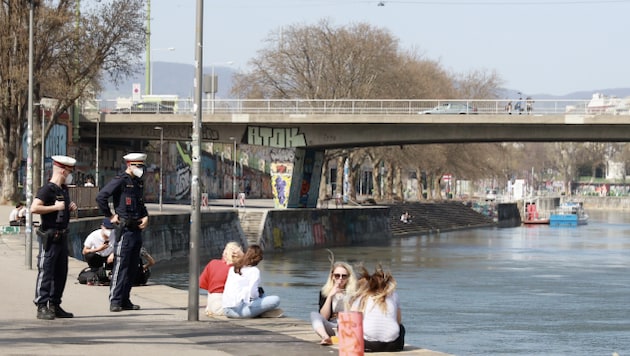 Die Polizei kontrollierte die Maskenpflicht im Freien verstärkt. (Bild: Zwefo)