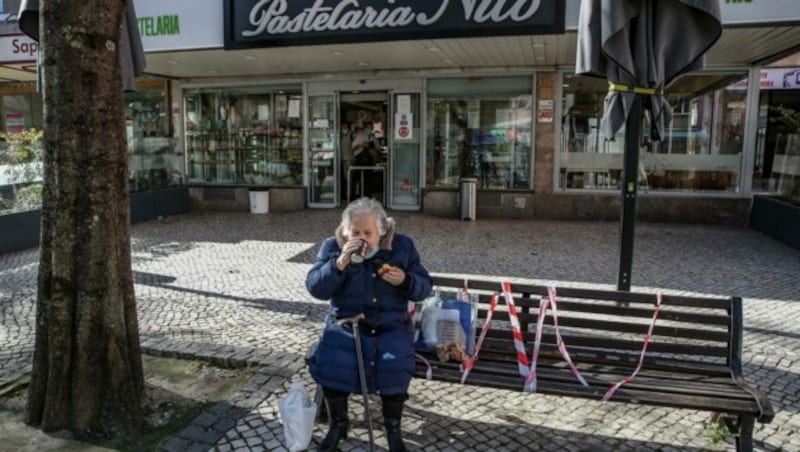 Seit Ende Jänner waren Einzelhandel und Gastronomie in Portugal geschlossen. Mittlerweile gibt es einige Lockerungen, allerdings mit großer Vorsicht. (Bild: EPA)