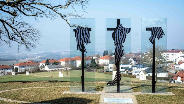 Drei Kreuze mit Häftlingskleidung von Herbert Friedl bilden die letzte Kreuzwegstation in Wartberg ob der Aist im Mühlviertel und erinnern an die Verfolgung und Ermordung Hunderter geflüchteter KZ-Häftlinge. (Bild: Einöder Horst)