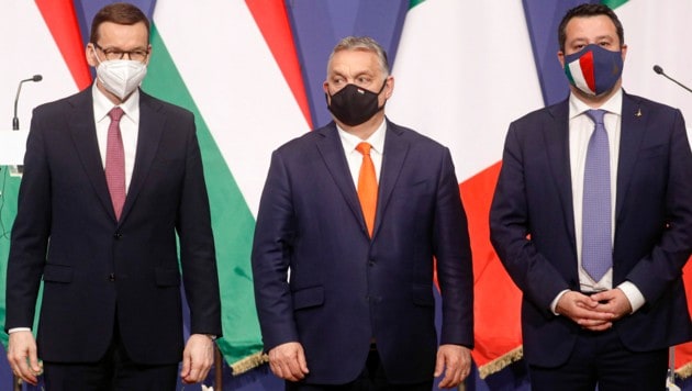 Matteusz Morawiecki, Viktor Orban, und Matteo Salvini (von links) (Bild: The Associated Press)