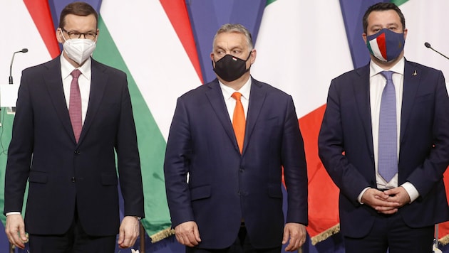 Matteusz Morawiecki, Viktor Orban, und Matteo Salvini (von links) (Bild: The Associated Press)