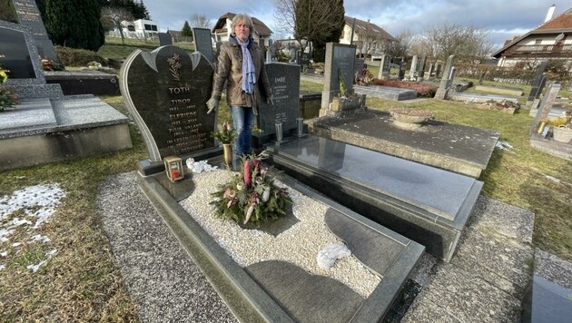 Auf beiden Grabsteinen scheint der Namen der Oma, Julia Valant, auf. Wo sie beerdigt ist, weiß I. nicht. (Bild: Schulter Christian)