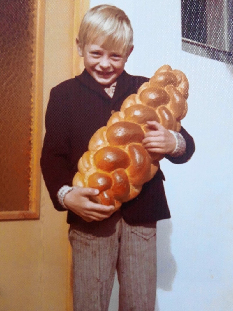 „Diesen Osterstriezel hat mir damals meine Tante Gundi geschenkt“, erinnert sich Alf Poier an ein Osterfest aus seiner Kindheit. (Bild: zVg)