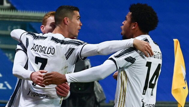 Weston McKennie (rechts) mit seinem Teamkollegen Cristiano Ronaldo (Bild: AFP)