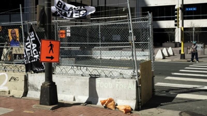 Vor dem Gerichtsgebäude in Minneapolis hält eine Frau ein Schild mit dem Spruch „Black Lives Matter“ in die Höhe (Archivbild). (Bild: APA/Getty Images/Stephen Maturen)