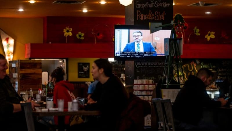 Ein Restaurant in der US-Stadt Minneapolis. Im Hintergrund wird der George-Floyd-Prozess gegen Derek Chauvin übertragen. (Bild: APA/Getty Images via AFP/GETTY IMAGES/Stephen Maturen)