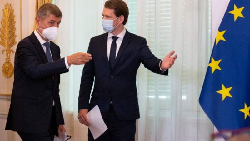 Austro-tschechische Impf-Allianz: Babis (li.) und Kurz (Bild: APA/AFP/JOE KLAMAR)