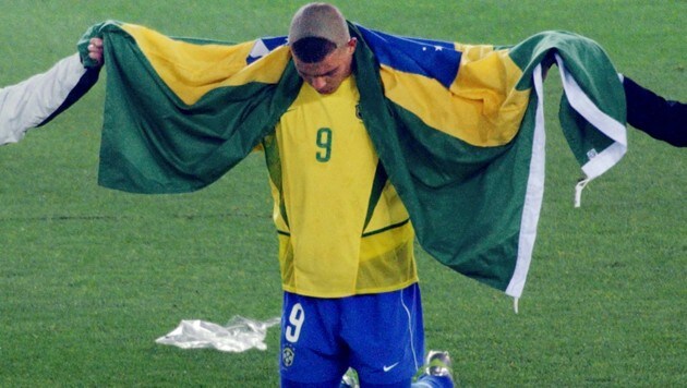 Ronaldo, hier nach dem WM-Finale, 2002, entschuldigt sich für die „schreckliche“ Frisur. (Bild: APA/AFP/Roberto SCHMIDT)