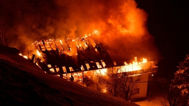 Lichterloh brannte das „Riedhäusl“ - Löschen zwecklos. (Bild: ZOOM.TIROL)