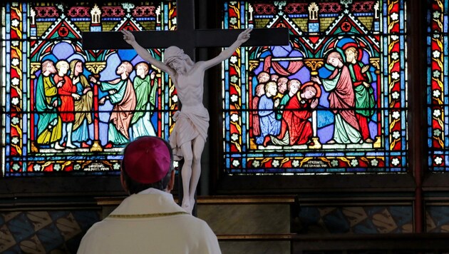 Seit dem Brand gab es nun die erst dritte Messe in Notre Dame. (Bild: APA/AFP/POOL/Christophe Ena)