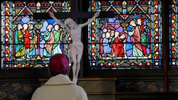 Seit dem Brand gab es nun die erst dritte Messe in Notre Dame. (Bild: APA/AFP/POOL/Christophe Ena)