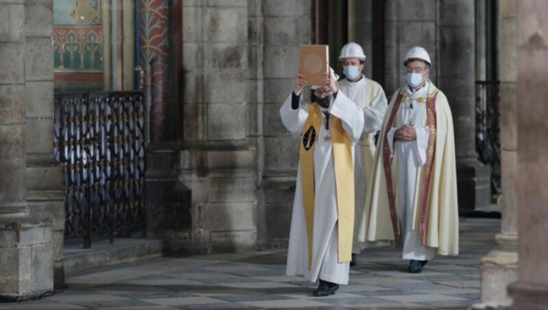 Während der Prozession sind nicht nur Masken, sondern auch Schutzhelme in der Kathedrale nötig. (Bild: AP)