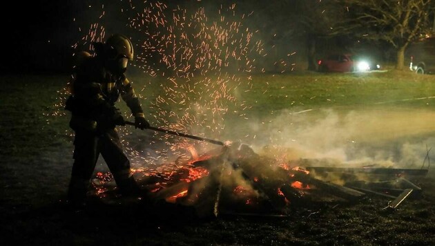 Gleich zweimal musste die Feuerwehr ausrücken, jemand hatte die Haufen fürs Osterfeuer entzündet (Bild: Thomas Zeiler)