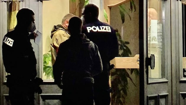 Nächtlicher Polizeieinsatz in Wals-Siezenheim (Bild: Markus Tschepp)