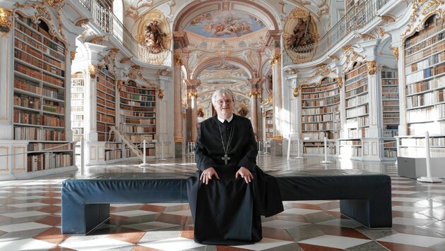 Ein Abt zum „Angreifen“, authentisch: Gerhard Hafner in der weltberühmten Stiftsbibliothek. (Bild: Sepp Pail)