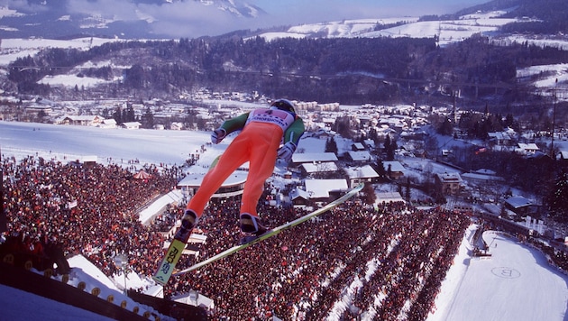 Skisprung-Legende Andreas Goldberger segelt vor 25.000 Zuschauer Fans in Bischofshofen in Richtung K-Punkt (Bild: Honorar)