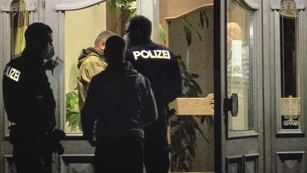 Tatort Wals-Siezenheim: Die Polizei sicherte Spuren nach dem Überfall in einem Appartementhotel. (Bild: Tschepp Markus)