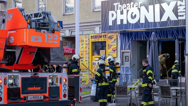 Der rasche Feuerwehreinsatz im Theater Phönix verhinderte eine Ausbreitung der Flammen. (Bild: Einöder Horst)